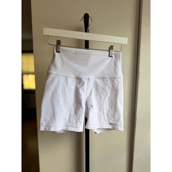 ALO Yoga Pants - Alo Yoga 5"‎ Airbrush High-Waist Biker Shorts – Size S - White